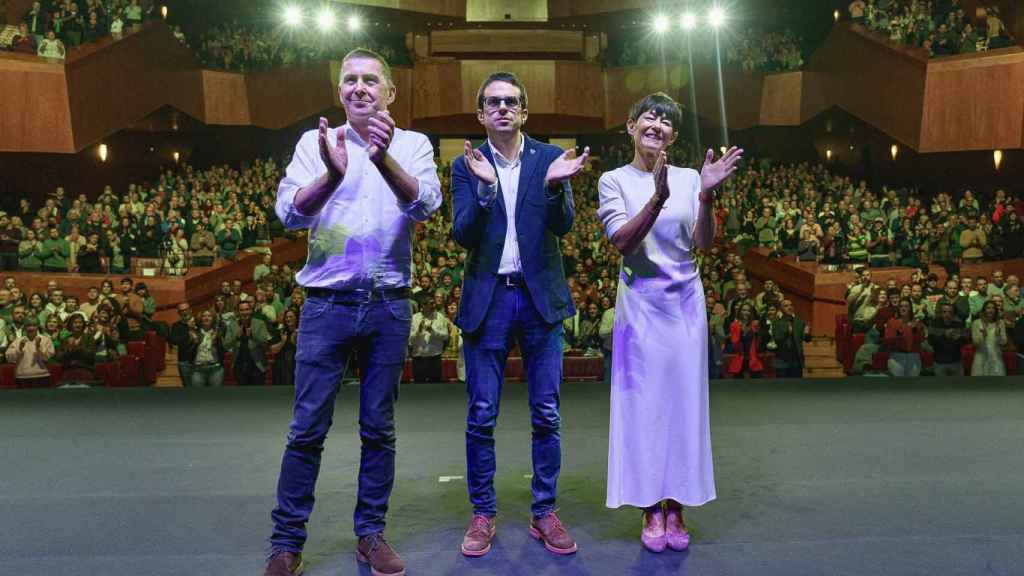 Arnaldo Otegi, Pello Otxandiano y Maddalen Iriarte este domingo en Bilbao.