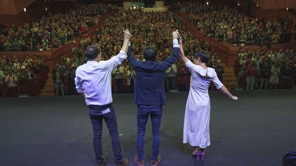 Los tres líderes de Bildu, Arnaldo Otegi, Pello Otxandiano y Maddalen Iriarte, saludan a los presentes.