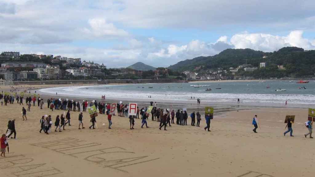 La cadena humana formada en la Playa de La Concha de San Sebastián.