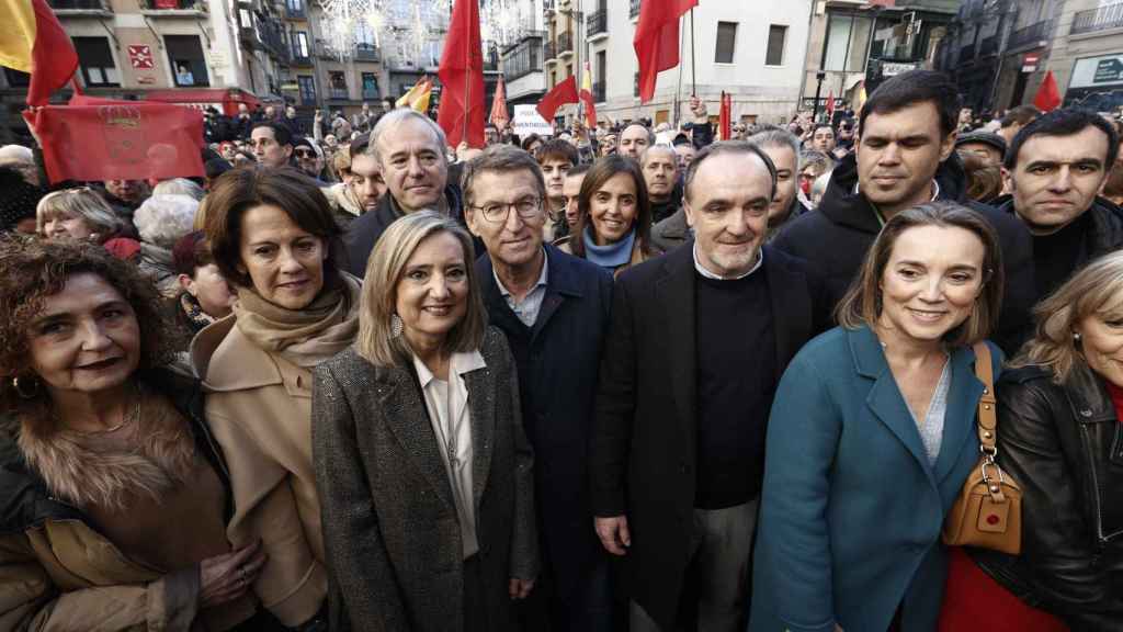 El líder del Partido Popular, Alberto Núñez Feijóo, junto al presidente de UPN, Javier Esparza, y la secretaria del PP, Cuca Gamarra en la concentración en Pamplona en contra de la moción de censura a la alcaldesa, Cristina Ibarrola / Jesús Diges - EFE