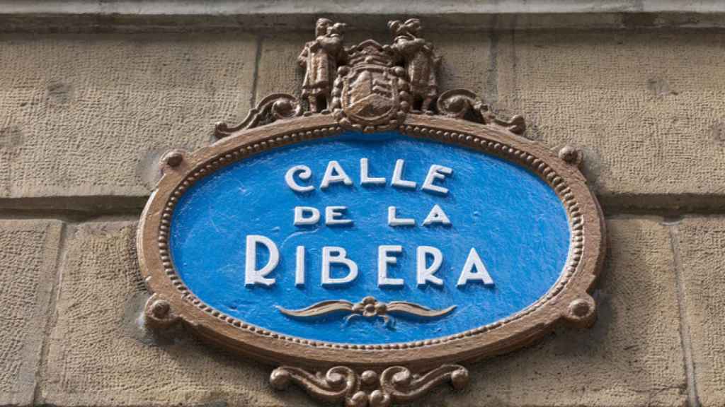 Una placa de Bilbao con el nombre de una de las calles más famosas.