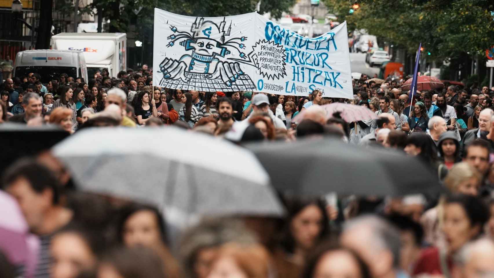 Cientos de personas protestan durante una manifestación con motivo de la huelga del sector público, a 25 de octubre de 2023/EuropaPress
