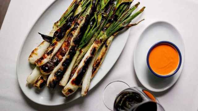 Un plato de calçots en un restaurante.