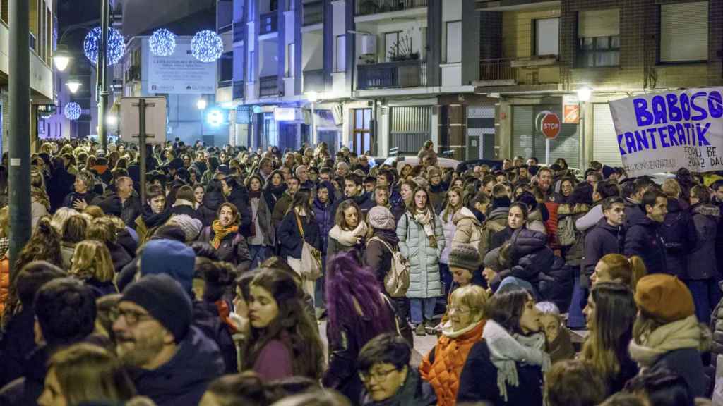 Unas 2.800 personas, según la organización, se manifestaron en Gernika en apoyo de la joven de este municipio que ha denunciado por agresión sexual al que fue su entrenador en el club Lointek Gernika, Mario López / Javier Zorrilla - EFE