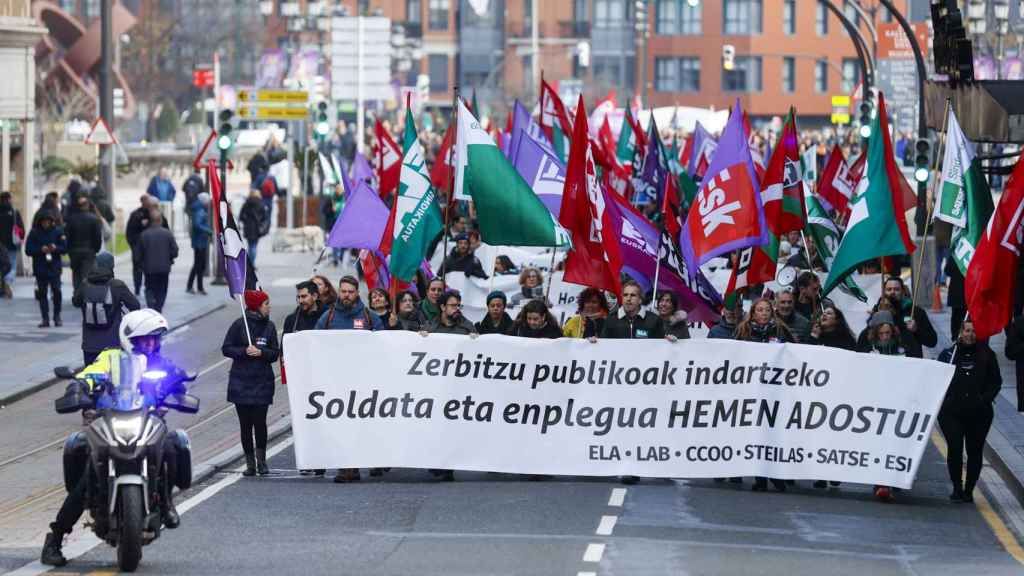 Miles de funcionarios vascos marchan en manifestación/EFE