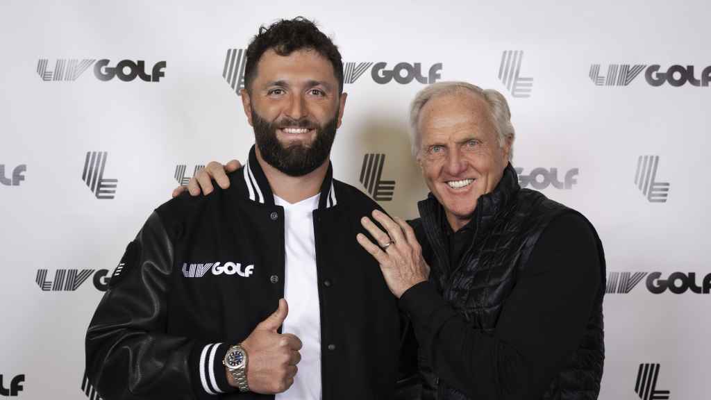 Jon Rahm y Greg Norman, en la firma del acuerdo del LIV Golf.