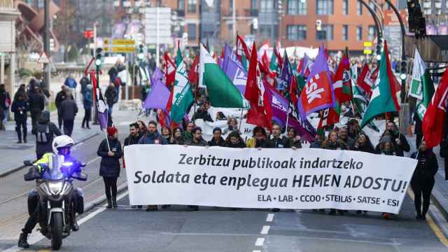 Miles de funcionarios vascos marchan en Euskadi en 'defensa' del sector público