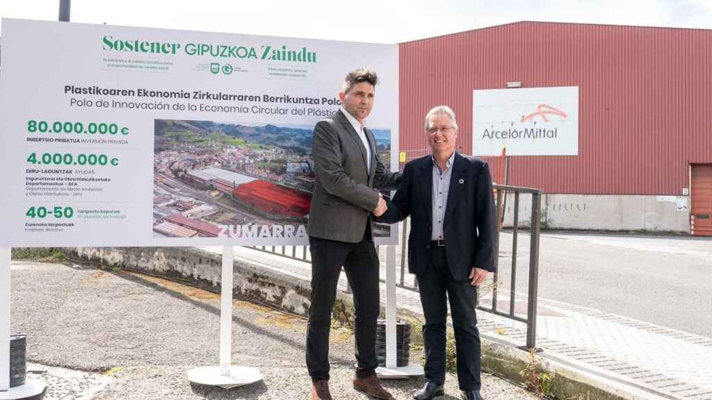 El alcalde de Zumárraga, Mikel Serrano, junto al diputado de Medio Ambiente, José Ignacio Asensio