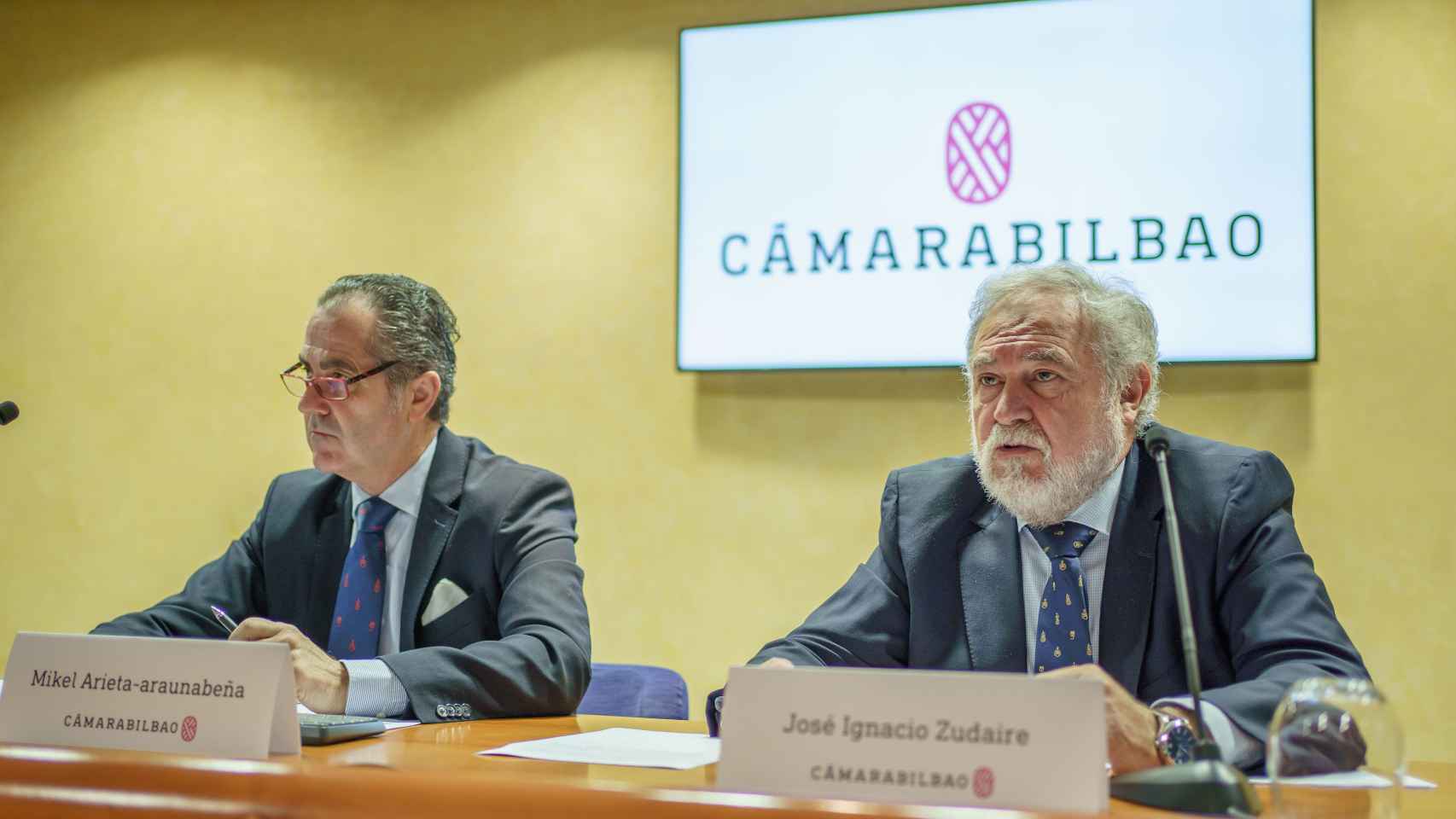 José Ignacio Zudaire, presidente de la Cámara de Comercio de Bilbao, junto a Mikel Arieta-araunbeña, secretario general.