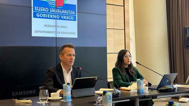El consejero de Educación del Gobierno Vasco, Jokin Bildarratz y la viceconsejera de Educación, María Begoña Pedrosa  / L. Rico - EFE