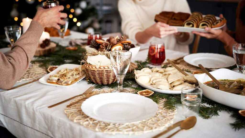 Una familia cena por el día de Nochebuena.