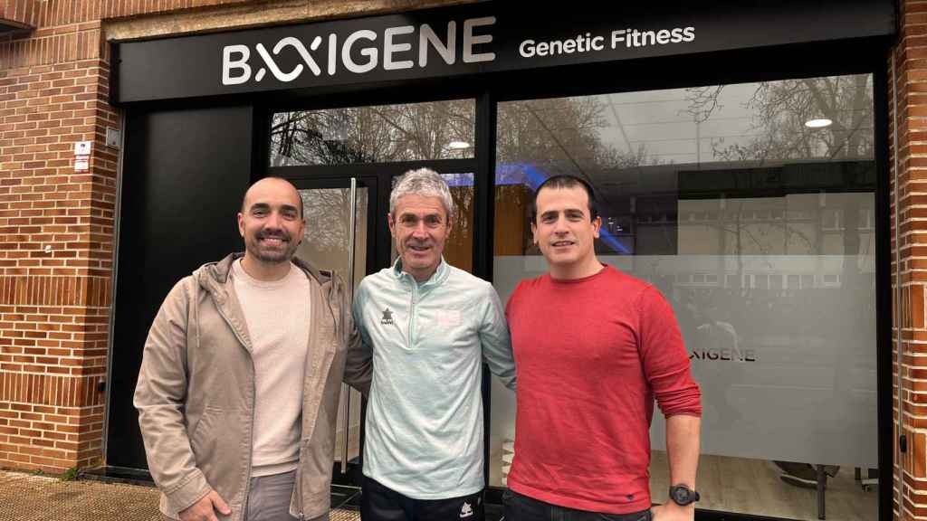 David Celorrio, Martín Fiz y José María Aznar en la inauguración del nuevo centro de Vitoria / BAIGENE