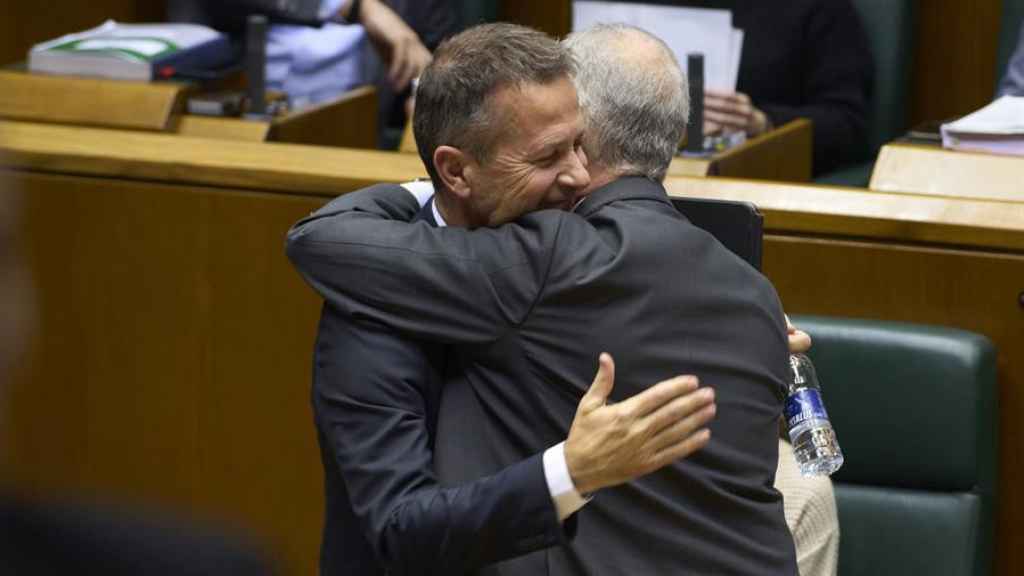 El Consejero de Educación, Jokin Bildarratz es felicitado por el Lehendakari Iñigo Urkullu (d) tras aprobar la Ley de Educación en el pleno del Parlamento Vasco celebrado este miércoles / Adrian Ruiz Hierro - EFE