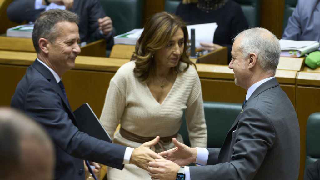 El Consejero de Educación, Jokin Bildarratz es felicitado por el Lehendakari, Iñigo Urkullu, tras aprobar la Ley de Educación en el pleno del Parlamento Vasco celebrado este miércoles / Adrián Ruiz Hierro - EFE