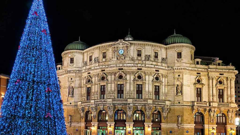 El Teatro Arriaga de Bilbao con el árbol de Navidad.