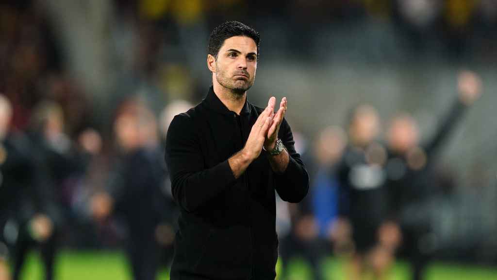 Mikel Arteta aplaude a la afición una vez finalizado un encuentro del Arsenal.