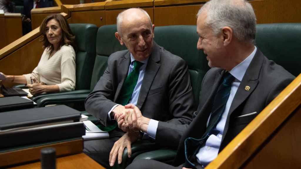 El lehendakari, Iñigo Urkullu, junto al consejero de Seguridad, Josu Erkoreka, en el Parlamento vasco / Legebiltzarra