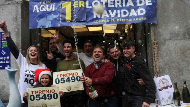Algunos afortunados que ganaron el Gordo en la Lotería de Navidad de 2022.