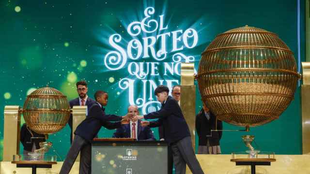 Dos niños de San Ildefonso cantan los números y sus correspondientes premios al inicio del sorteo extraordinario de Navidad de la Lotería Nacional este viernes en el Teatro Real de Madrid.