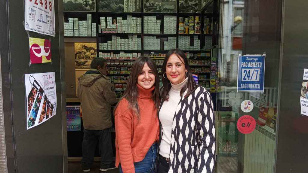 Oihane y Esther, de la administración Iraeta de Zumárraga, reparten dos quintos premios.