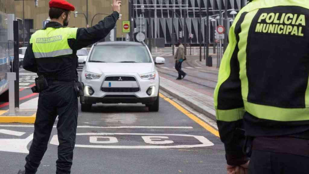 Detenidos por tráfico de drogas cuando iban en un coche que desprendía un fuerte olor a hachís