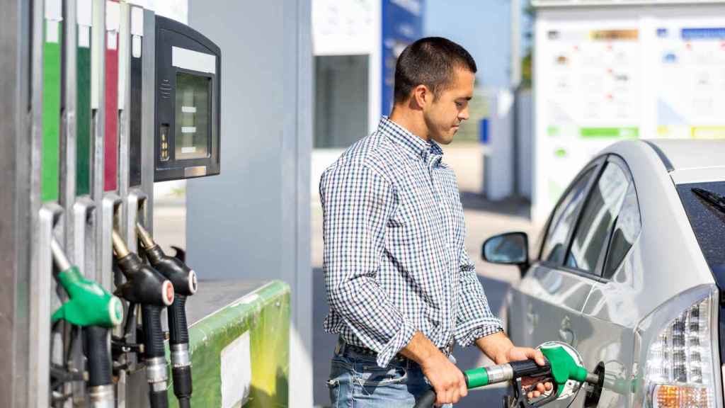 Un hombre llena el depósito en una gasolinera / GETTY IMAGES