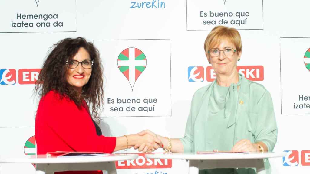 Rosa Carabel, con la consejera Arantxa Tapia