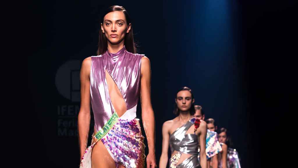 Unas modelos desfilan en un desfile de moda en Madrid.