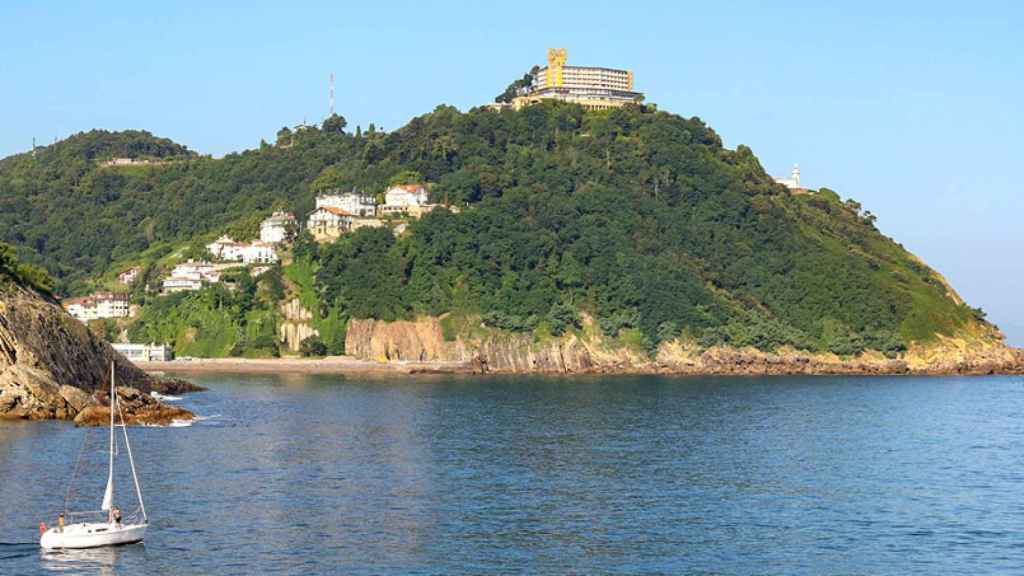 Vista lejana del barrio de Igeldo desde la Playa de la Concha, en Donostia.