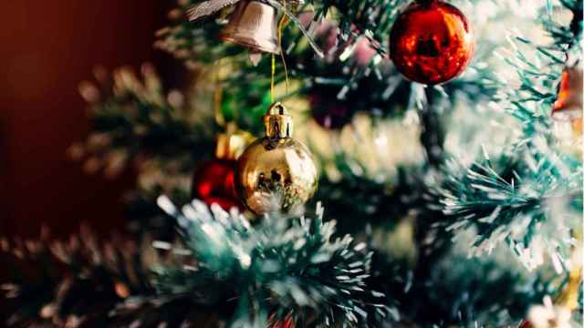 Adornos en un árbol navideño