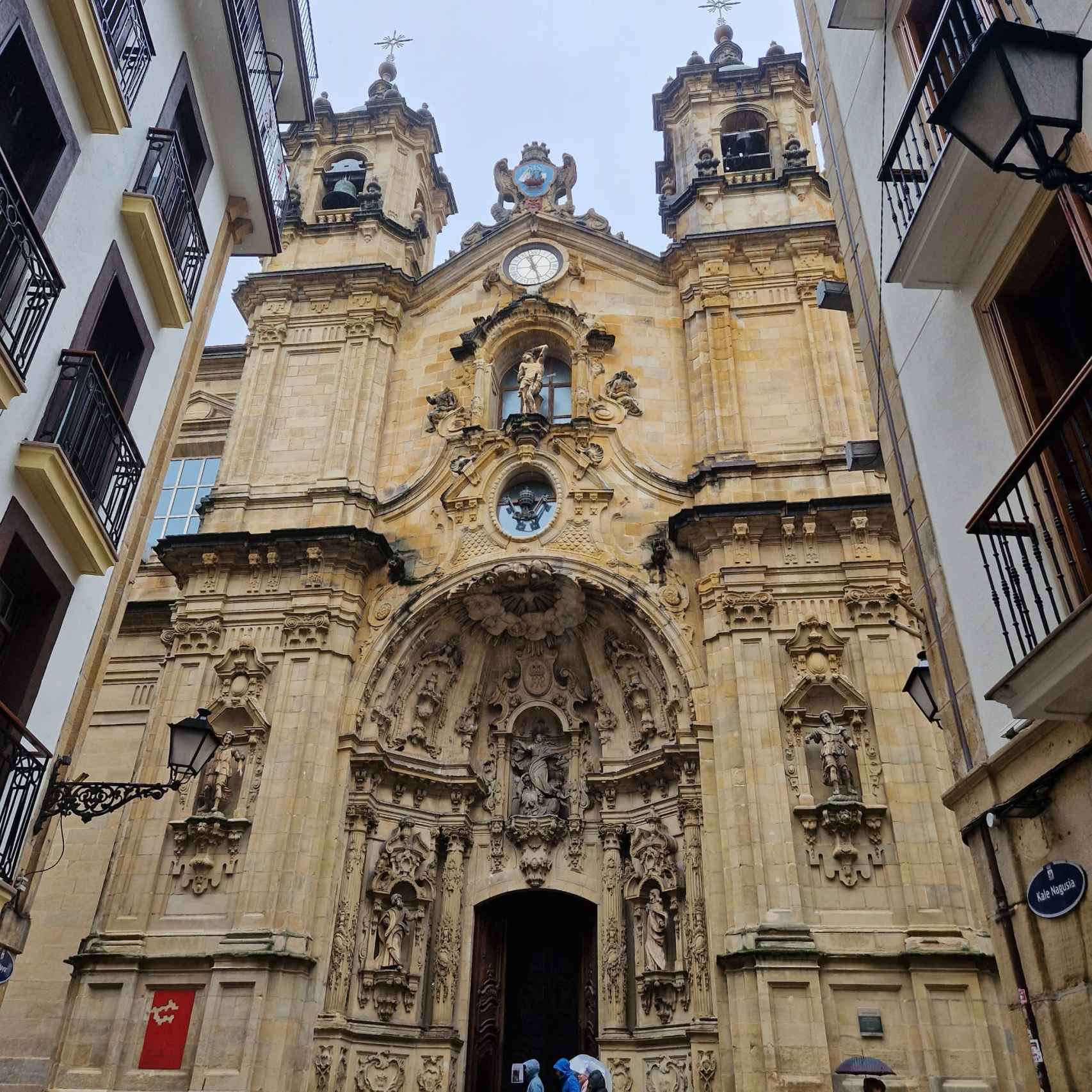 La fachada se encuentra alineada con la iglesia del Buen Pastor que es el edificio más alto de Donostia gracias a su aguja de 75 metros / A. VIRI