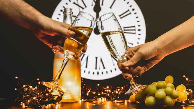 Una pareja brinda por el año nuevo con dos copas de champán.