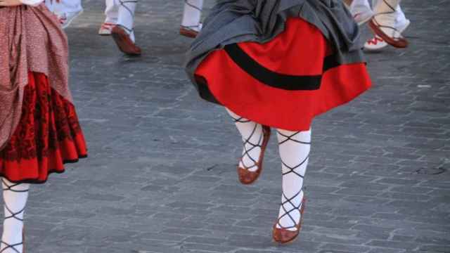 Unas bailarinas vascas realizan el baile típico vasco.
