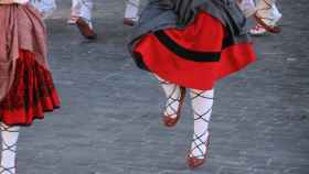 Unas bailarinas vascas realizan el baile típico vasco.