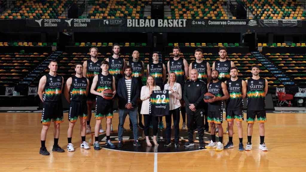 La presidenta del club, Isabel Iturbe, posa junto al resto de la plantilla esta temporada.