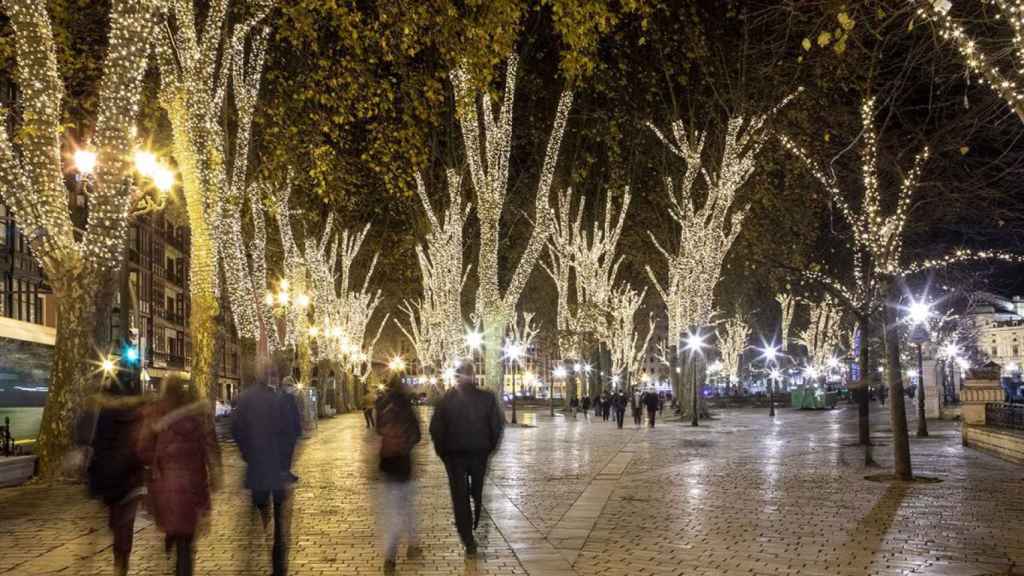 El Arenal de Bilbao, iluminado durante Navidad.