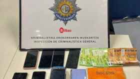 Material incautado por la Policía Municipal de Bilbao a dos detenidos