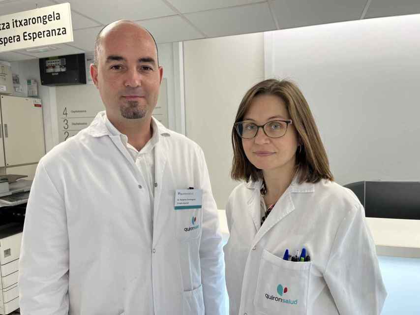 Los doctores Roberto Domínguez y Marta Fernández, de Quirónsalud Vitoria / CEDIDA