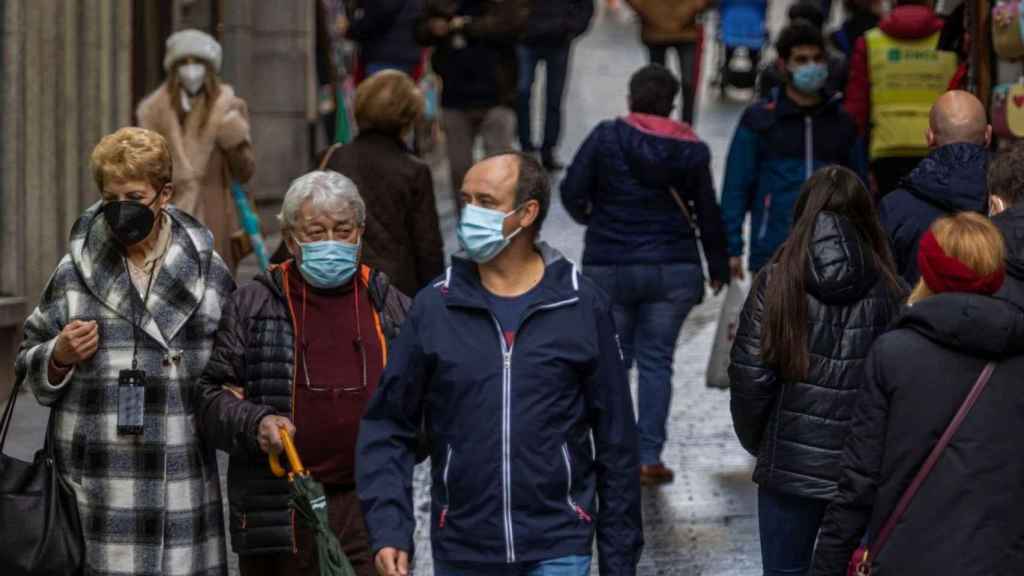 La mascarilla vuelve a Euskadi: Osakidetza recomienda su uso en caso de síntomas gripales/EFE