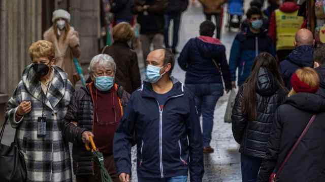 La mascarilla vuelve a Euskadi: Osakidetza recomienda su uso en caso de síntomas gripales/EFE