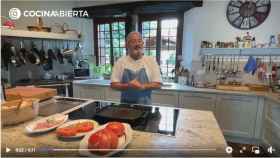 Karlos Arguiñano cocinando desde su casa / Captura de un vídeo del programa Cocina Abierta