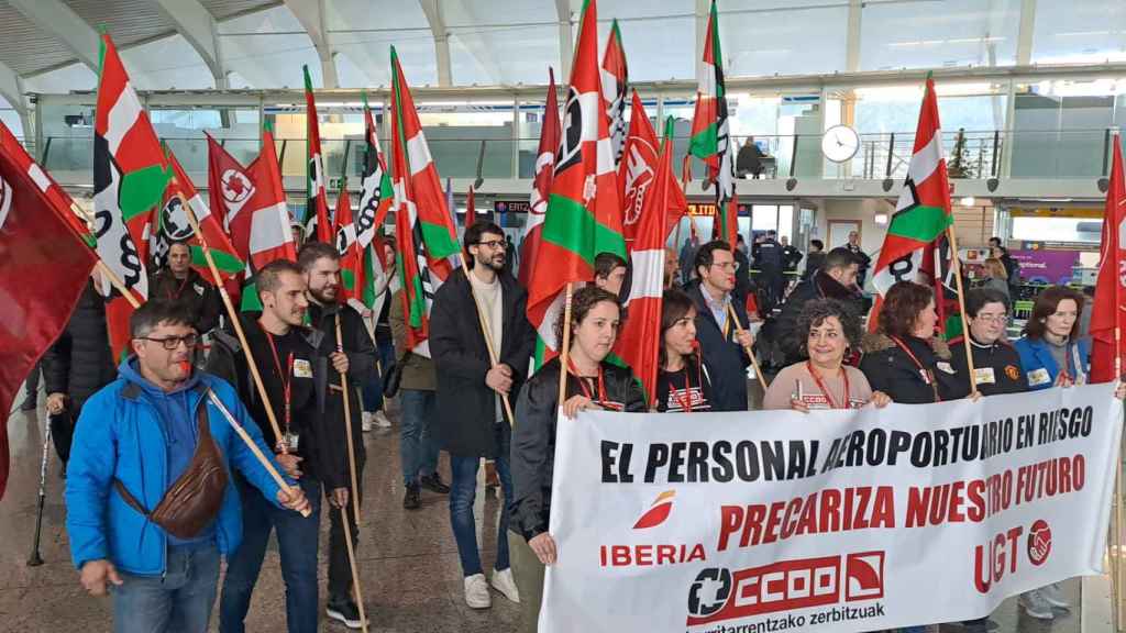 La huelga en los aeropuertos vascos se prolongará hasta el lunes.