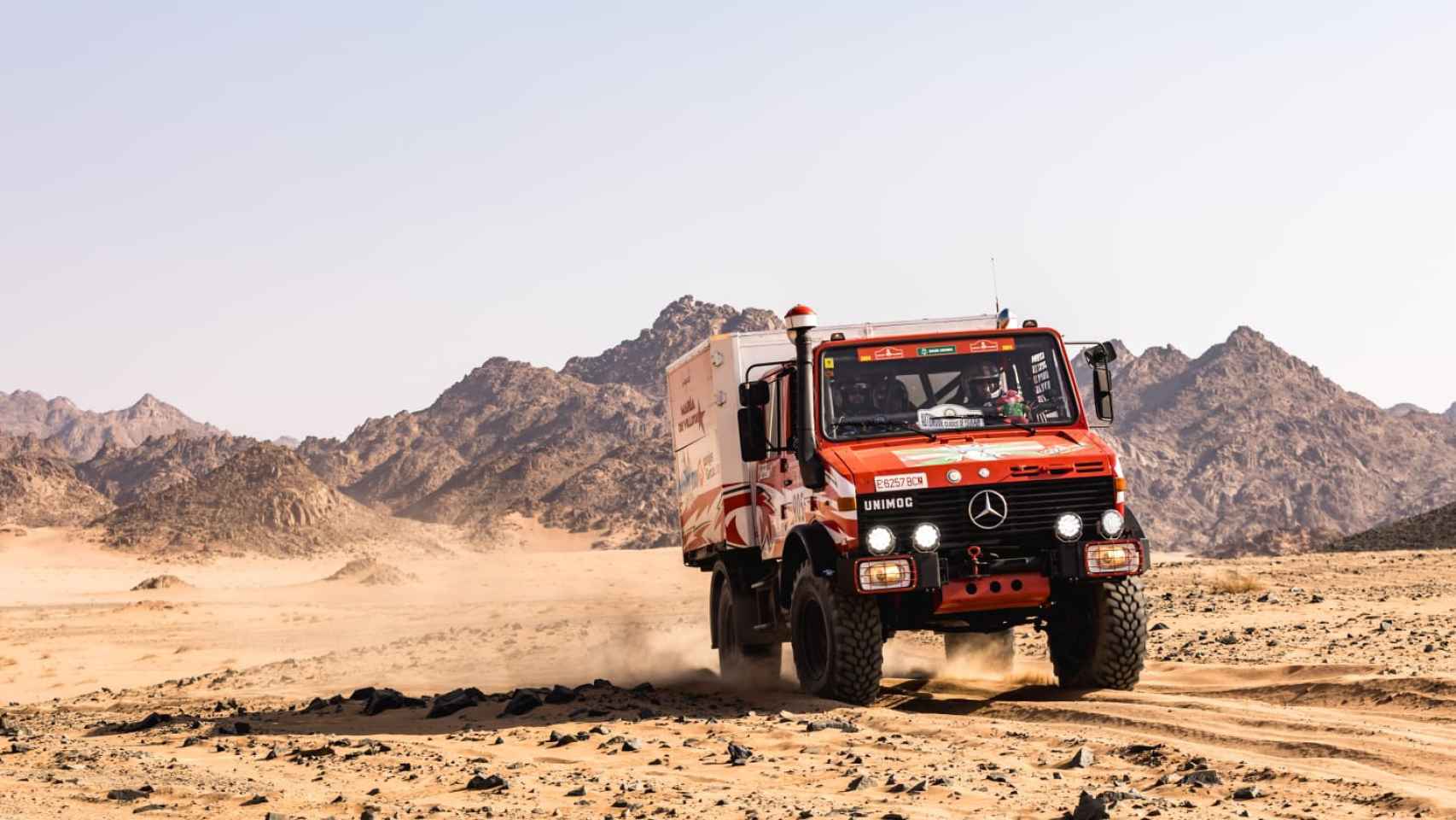 El camión del equipo que dirige Ignacio Corcuera durante una etapa del Dakar 2024 / Cedida