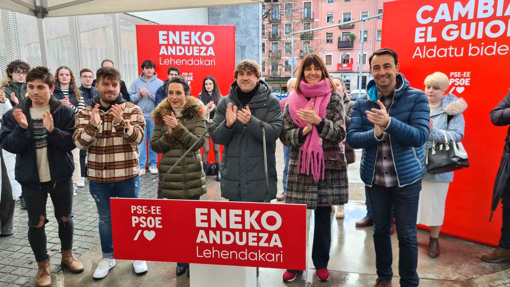 El secretario general del PSE-EE y candidato a lehenakari, Eneko Andueza, junto a la consejera de Trabajo y Empleo, Idoia Mendia, durante el 120 aniversario de las juventudes socialistas de Bilbao / PSE-EE