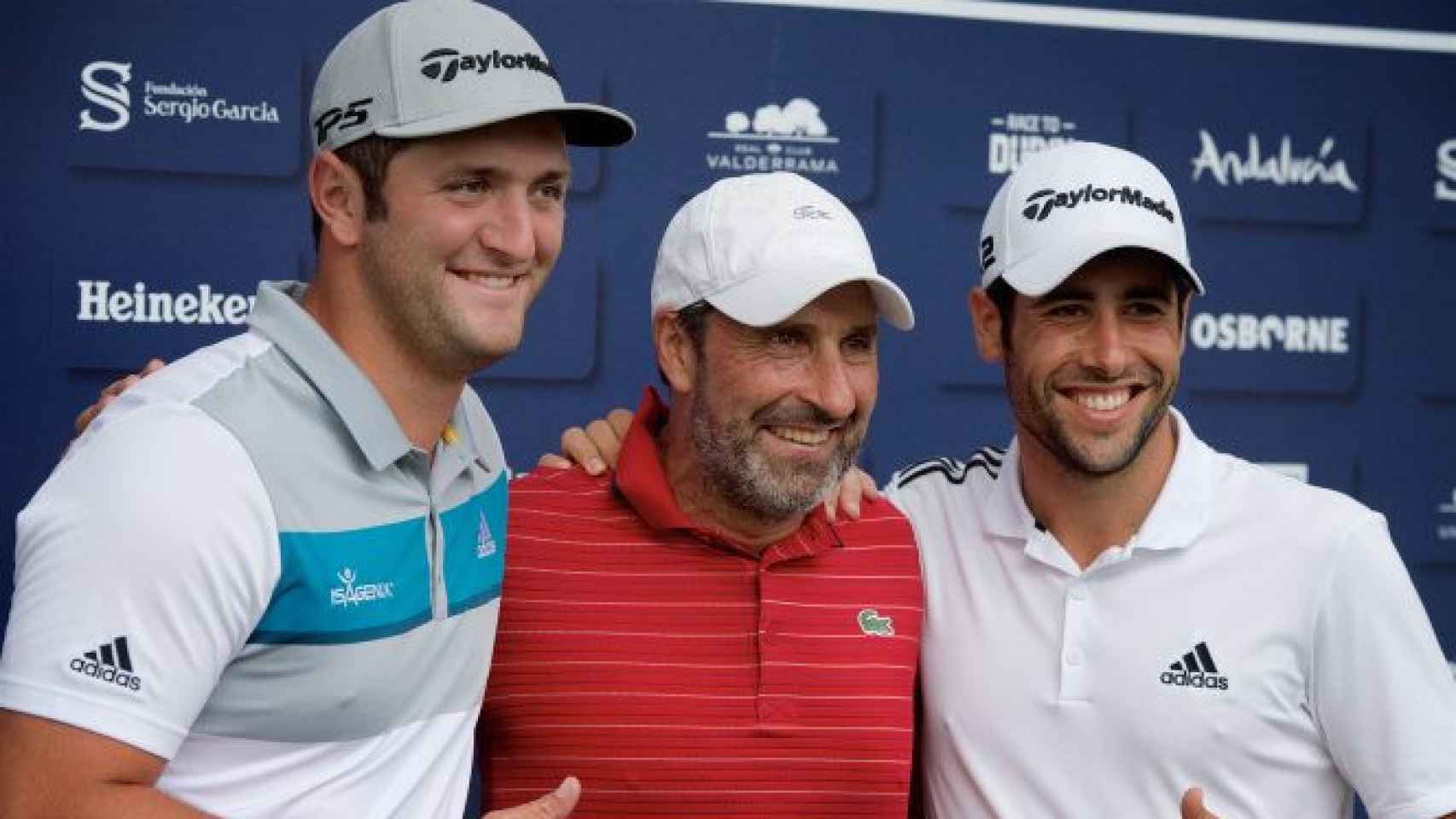 Jon Rahm, José María Olazábal y Adrián Otaegui posan en el PGA Championship del año 2019.