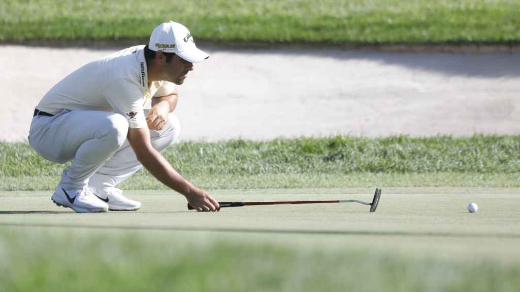 Otaegui estudia su pateo durante el Estrella Damm Andalucía Masters 2023 que se celebró en el Real Club Valderrama, en San Roque (Cádiz).