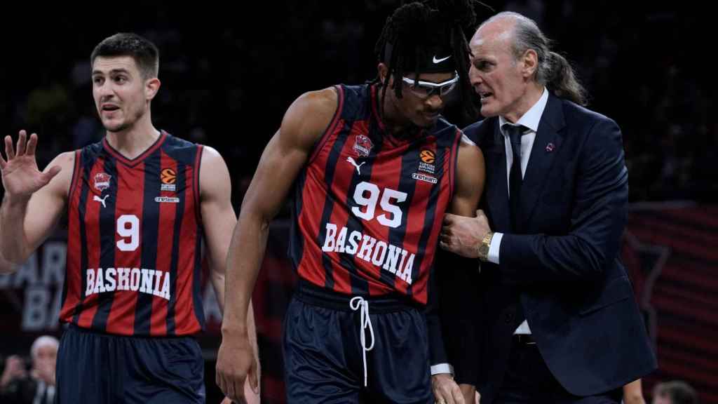 El técnico del Baskonia, Dusko Ivanovic, da instrucciones a Chima Moneke con Vanja Marinkovic de fondo.