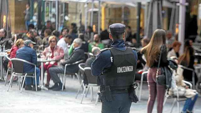 Un policía pasea por Donostia
