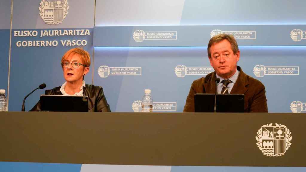 La consejera, Arantxa Tapia, junto al portavoz del Gobierno, Bingen Zupiria, durante la rueda de prensa posterior al Consejo de Gobierno / Irekia