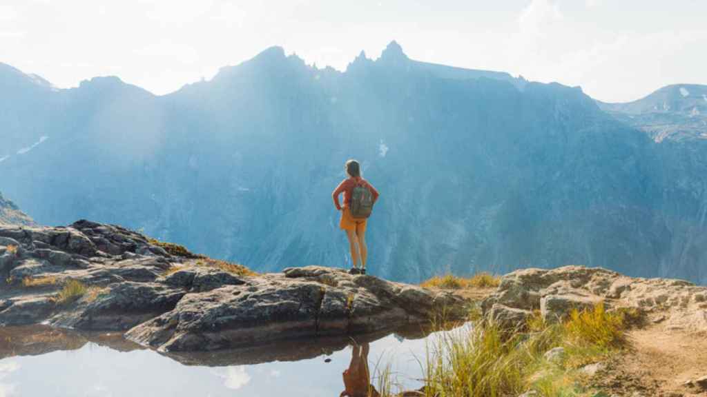 Una mujer realiza una ruta por la montaña.